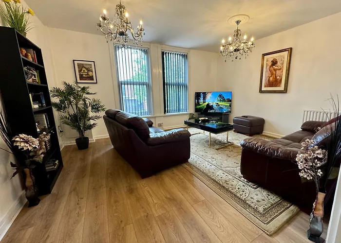 Lovely 2 Bed Apartment, Arnold Town Centre.