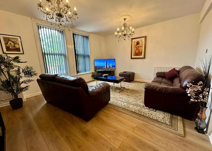 Lovely 2 Bed Apartment, Arnold Town Centre.