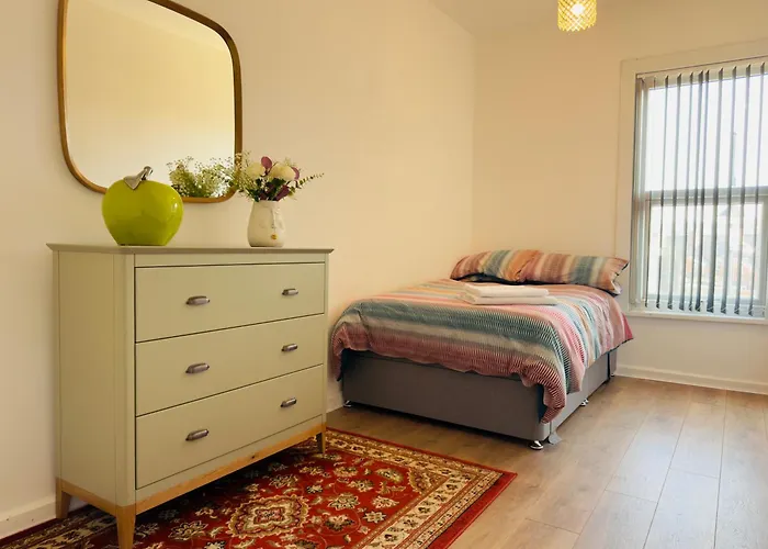 Lovely 2 Bed Apartment, Arnold Town Centre.
